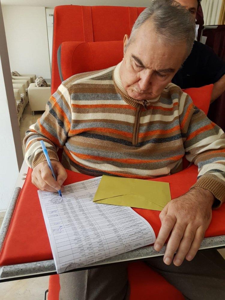 <p>CHP eski Genel Başkanı ve Antalya Milletvekili Deniz Baykal, tedavi gördüğü Türk Silahlı Kuvvetleri (TSK) Ankara Özel Bakım Merkezi Başkanlığı'nda oy kullandı. <br />
CHP Antalya Milletvekili Deniz Baykal, bir süredir tedavi gördüğü TSK Ankara Özel Bakım Merkezi Başkanlığı'nda, 4497 numaralı sandıkta cumhurbaşkanı ve milletvekili genel seçimi için oy kullandı.</p>