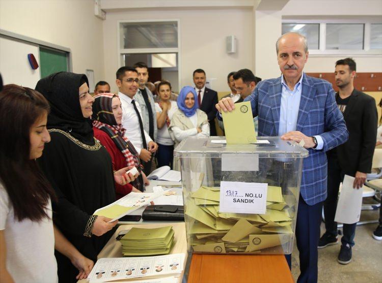 <p>Cumhurbaşkanı ve 27. Dönem Milletvekili Genel Seçimi için oyunu Küçükçekmece Anadolu Lisesi'nde kullanan Kültür ve Turizm Bakanı Numan Kurtulmuş, açıklamalarda bulundu.</p>