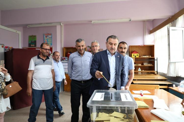 <p>GENÇLİK ve Spor Bakanı Osman Aşkın Bak, Cumhurbaşkanı ve 27. Dönem Milletvekili Genel Seçimi için oyunu memleketi Rize'ni pazar ilçesinde kullandı.<br />
</p>