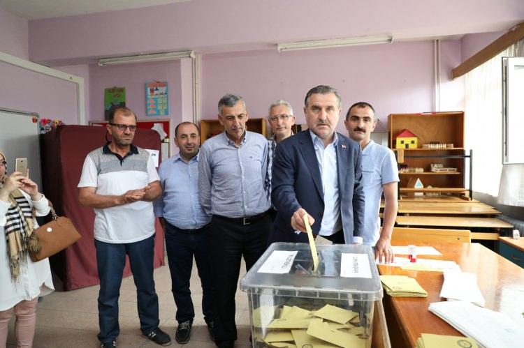 <p>Pazar ilçesindeki Ahmet Tahtakılıç İlköğretim Okuluna gelen Bakan Bak, 1012 numaralı sandıkta oy verdi. Bakan Bak, burada gazetecilere yaptığı açıklamada, seçimlerin hayırlı olması temennisinde bulundu. Bakan Bak, şunları söyledi:<br />
"Daha önceleri Rize ve AK Parti hep birinci oldu. Şu anda herkes, bu akşam sandıklar açıldığında Rize'ye bakacak. Rize çok yoğun bir destek veriyor Cumhurbaşkanımıza. Bu seçimler gerçekten Türkiye'nin dört bir yanında projeleriyle, eserleriyle hizmetler vermiş bir Cumhurbaşkanı adayıyla, çakılı bir çivileri olmayan ve meydanlarda sadece boş vaatleri bulunan adayların arasında geçen bir seçim. İnanıyoruz ki milletimizin feraseti, sağduyusu büyüyen, gelişen, güçlü Türkiye'nin adımlarını ve önünü açacak. 24 Haziran'da milletimizin sağduyusu, feraseti bu ülkenin bu zamana kadar AK Parti iktidarları döneminde 16 yılda kazanımlarını çok daha ileriye götürecek adımlar atacak."</p>