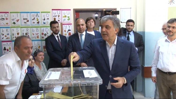 <p>Oyunu İstanbul’da kullanan 11. Cumhurbaşkanı Abdullah Gül, “Hayırlı olsun memleketimiz için, milletimiz için, inşallah iyi olur” dedi. Görevlilere katılımın düşük olduğunu söyleyen Gül’e, görevliler sabah saatlerinde daha yoğun olduğunu ifade ettiler. <br />
 </p>
