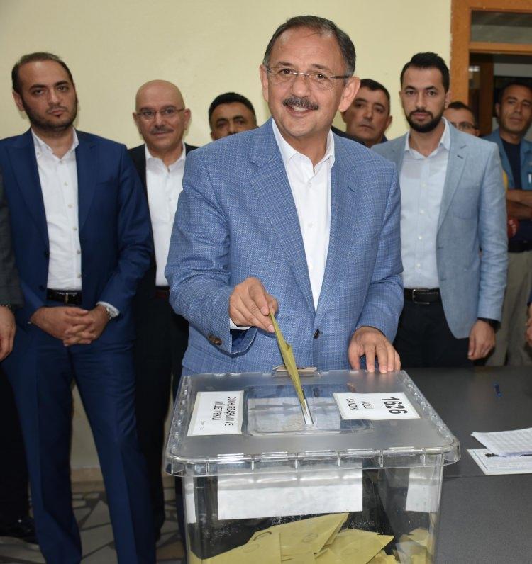 <p>ÇEVRE ve Şehircilik Bakanı, Ak Parti Kayseri 1. sıra milletvekili adayı Mehmet Özhaseki, ''Kayserimizin güzel bir sözü var. Seçim bitiyor, geçim başlıyor. Şimdi geçim zamanı. Herkes önüne, işine bakacak. İnşallah gelenlerde bu millete faydalı olmak için çalışacak. Bu vesileyle seçimlerin ülkemize hayırlı olmasını diliyorum'' dedi.<br />
</p>