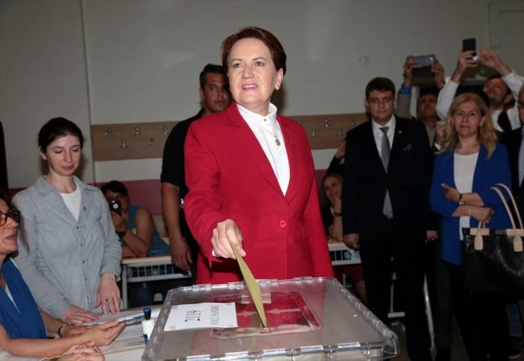 <p>İYİ Parti Genel Başkanı ve Cumhurbaşkanı adayı Meral Akşener, Cumhurbaşkanı ve Milletvekili Genel Seçimi için, Beylerbeyi Sabancı İlköğretim Okulu 2119 nolu sandıkta oyunu kullandı.</p>
