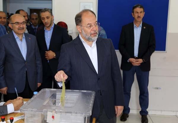 <p>Başbakan Yardımcısı Recep Akdağ, eşi Fatma Şeyma, annesi Zekiye Akdağ ile Erzurum'da Terminal  Caddesi'ndeki Tevfik İleri Anadolu Lisesi'ne geçerek burada bulunan 1123 No'lu  sandıkta oyunu kullandı. Oy vereceği sandığa okul girişinde annesi Zekiye Akdağ'ın koluna  girerek gelen Recep Akdağ, "Ülkemize, vatana, millete hayırlı uğurlu olsun."  diyerek oyunu sandığa attı.</p>
