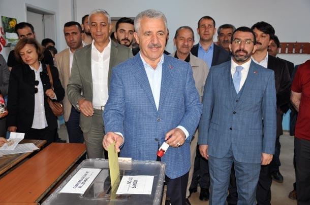 <p>Ulaştırma, Denizcilik ve Haberleşme Bakanı Ahmet Arslan  memleketi Kars'ta oyunu verdi. Gazi Ahmet Muhtar Paşa Ortaokulu'na AK Parti Kars 2. sıra milletvekili  adayı Prof. Dr. Yunus Kılıç ile gelen Bakan Arslan 1057 No'lu sandıkta oyunu kullandı.</p>
