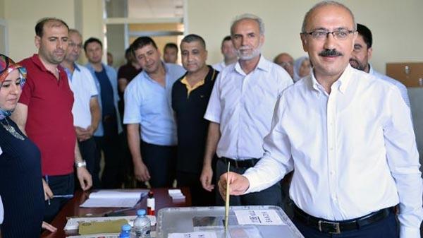 <p>Oyunu kullanmak üzere beraberindeki AK Parti Mersin İl Başkanı Cesim  Ercik ve bazı partililer ile Mersin'in Erdemli ilçesinde bulunan Kız Anadolu İmam  Hatip Lisesi'ne giden Kalkınma Bakanı Lütfi Elvan, burada bahçedeki vatandaşlarla selamlaştı. Daha sonra oyunu vereceği 1186 numaralı sandığın bulunduğu sınıfa  geçen Elvan, sandık görevlilerine başarılar diledi.</p>
