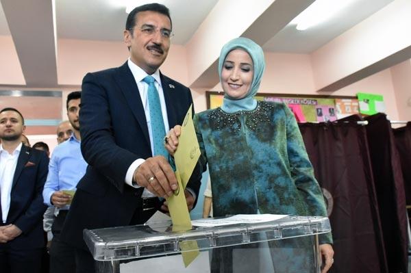 <p>Gümrük ve Ticaret Bakanı Bülent Tüfenkci, eşi Esra Tüfenkci ile birlikte Yeşilyurt ilçesine bağlı Sadiye Ünsalan Ortaokulundaki 2247 numaralı sandıkta oyunu kullandı. Daha sonra basın mensuplarına açıklamalarda bulunan Tüfenkci, Türkiye'nin tarihi bir seçim gerçekleştirdiğini söyledi.<br />
 </p>
