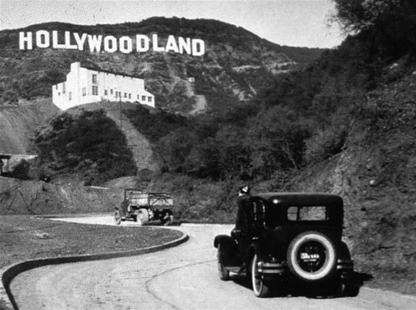 <p>Los Angeles'ı tepeden izleyen "Hollywoodland" yazısı, 1925. </p>
<p> </p>