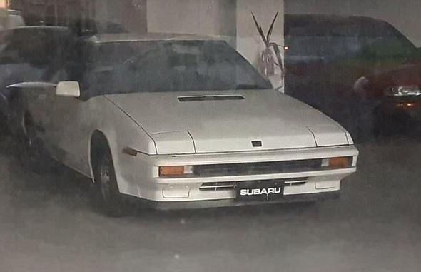 <p>Galerinin sahibinin rakip başka bir galerinin Japonya'dan ithal ettiği otomobilleri satmaya başlamasıyla işi bıraktığı belirtiliyor.</p>