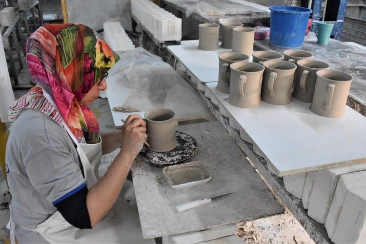 <p>Gebze'de 1992 yılında kurulan ve o dönemde yılda 250 bin parça ev ve gastronomi ürünü üreten Porland Porselen Sanayi ve Ticaret AŞ, bugün bin 500 çalışanıyla yılda 4 milyon parça üretime imza atıyor.</p>
