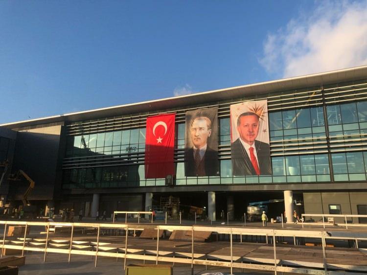 <p>Açılışına 5 aydan daha az bir süre kalan İstanbul Yeni Havalimanı'na ilk uçak yarın iniyor. </p>
