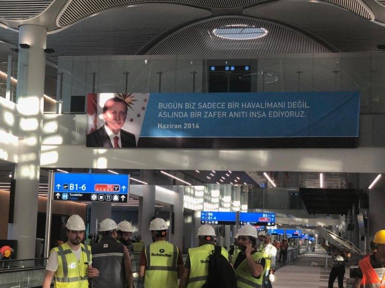 <p>Cumhurbaşkanı Recep Tayyip Erdoğan'ın içinde olacağı uçak yarın İstanbul Yeni Havalimanı'na ilk inişi yapmış olacak.</p>
