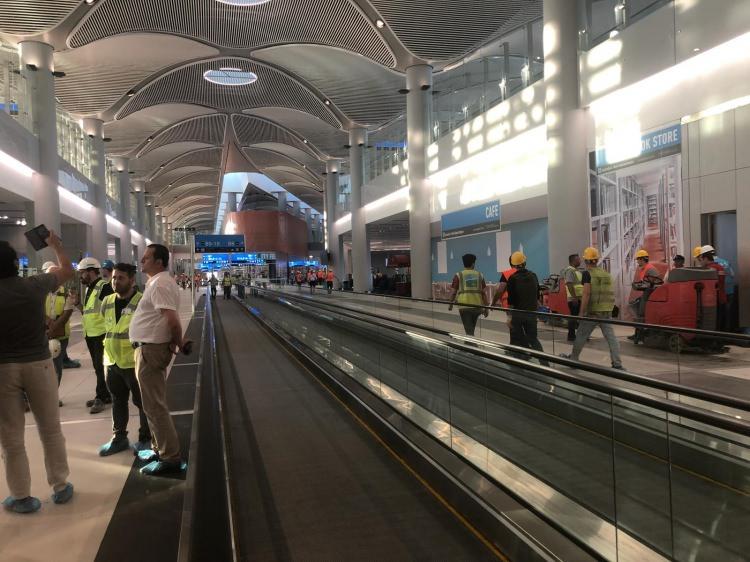<p>Dünyanın en büyük havalimanlarından biri olması beklenen İstanbul Yeni Havalimanı'nda inşaat sürecinin yüzde 90'ından fazlası tamamlandı.</p>
