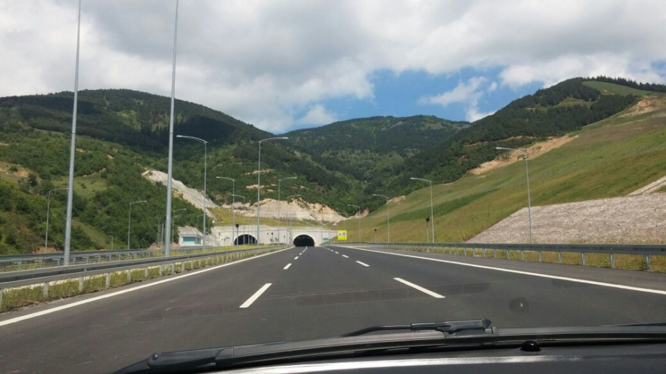 <p><strong>ORHANGAZİ TÜNELİ (2014)</strong></p>
<p>Altınova-Gemlik arasını 4,5 kilometre kısaltan ve sürücüler tarafından "Samanlı Tüneli" olarak da bilinen tünel, hem zamandan hem de bölgedeki araç yoğunluğu dikkate alındığında ciddi anlamda yakıttan tasarruf sağlıyor.</p>
<p>Delme ve diğer çalışmalarla 2 yıl gibi rekor sayılabilecek bir zaman diliminde tamamlanarak hizmete açılan Orhangazi Tüneli, 3 bin 590 metreyle bugün itibarıyla işletmede bulunan Türkiye'nin en uzun otoyol tüneli unvanını elinde bulunduruyor.</p>