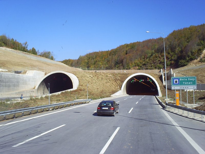 <p><strong>BOLU DAĞI TÜNELİ (2007)</strong><br />
<br />
Toplam 25,5 kilometre uzunluğundaki Bolu Dağı geçişinde, 4,6 kilometre uzunluğunda 4 adet viyadük, yaklaşık 900 metre uzunluğunda 3 adet köprü, yaklaşık 2 bin 900 metre uzunluğundadır. Bolu Dağı Tüneli 3 geliş, 3 gidiş şeritli olmak üzere, çift tüp olarak inşa edilmiştir. 1990'da başlayan projede ilk adım 1993'te açılışı ise 23 Ocak 2007 tarihinde Türkiye Başbakanı Recep Tayyip Erdoğan ve İtalya Başbakanı Romano Prodi'nin katıldığı bir törenle hizmete açılmıştır.</p>