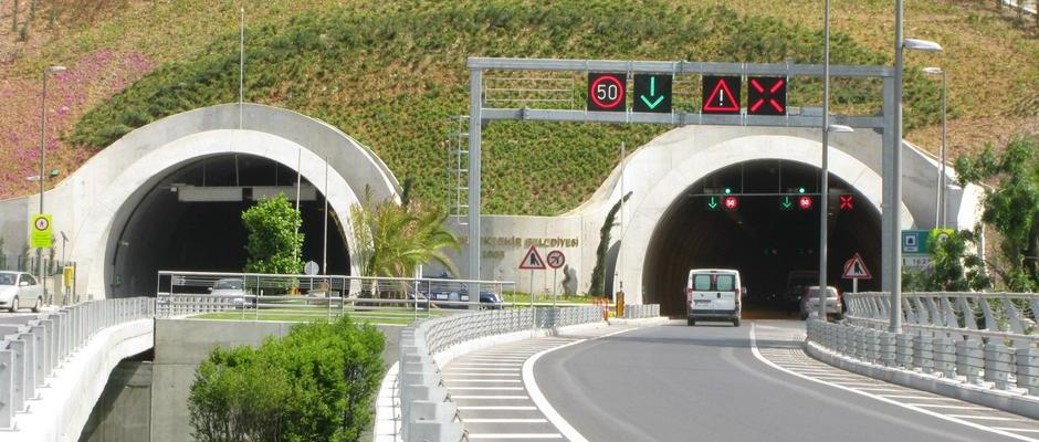 <p><strong>BOMONTİ-DOLMABAHÇE TÜNELİ (2010)</strong></p>
<p>Dolmabahçe’yi Kağıthane’ye bağlayan 7.212 mt uzunluğunda çift tüp tünel projesidir. </p>
<p>Proje; 1.506 mt ve 1.517 mt uzunluklarındaki çift tüp Kağıthane-Piyalepaşa Tüneli ve 2.340 mt ve 2.350 mt uzunluklarındaki çift tüp Bomonti-Dolmabahçe Tüneli’nden oluşmaktadır. Tünelin kesit alanı 108 m2’dir.</p>
