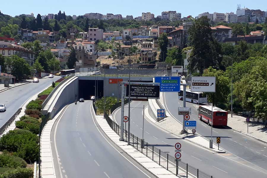 <p><strong>KONAK TÜNELİ (2015)</strong><br />
<br />
Konak Tüneli, İzmir'in Konak ilçesindeki Konak Meydanı ile Yeşildere Caddesi'ni birbirine bağlayan 1674 metre uzunluğundaki karayolu tünelidir. İzmir'de trafiğin rahatlatılması amacıyla yapılan Konak Tüneli, akaryakıt ve yakıt işletme giderlerinde yıllık yaklaşık 30 milyon lira tasarruf sağladı.</p>
<p> </p>