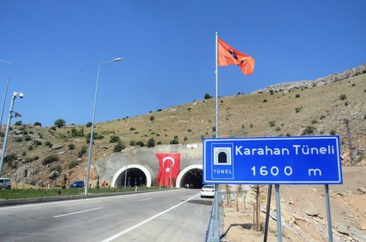 <p><strong>KARAHAN TÜNELİ (2016)</strong></p>
<p>Çift tüplü ve bin 600 metre uzunluğundaki Karahan Tüneli Doğu Anadolu’daki 12 ili batıya bağlıyor.</p>