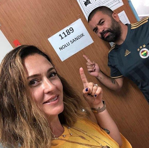 <p>Bülent Şakrak - Ceyda Düvenci <br />
"Hayırlı ve uğurlu olsun. OY VERİN"</p>