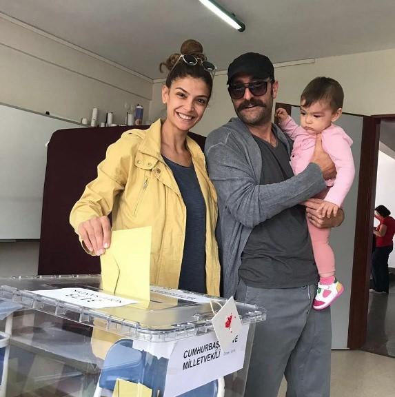 <p>Timur Acar ve eşi Eda Özerkan</p>

<p> </p>
