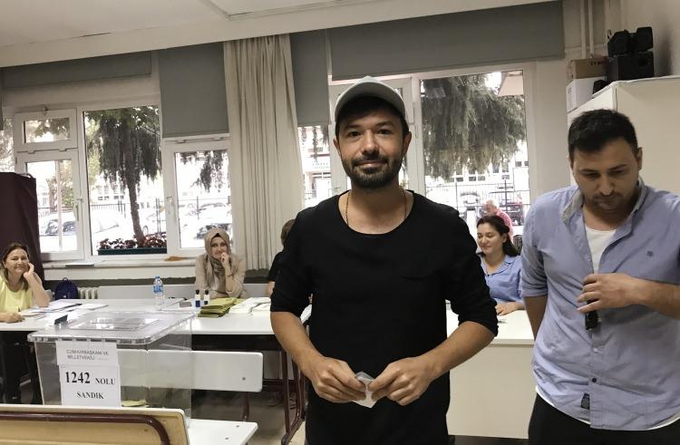 <p>Cumhurbaşkanı ve 27. Dönem Milletvekili Genel Seçimi için oyunu kullanan ünlü sanatçı Yalın, "Oy vermeyeni kabul etmiyoruz" dedi. </p>
