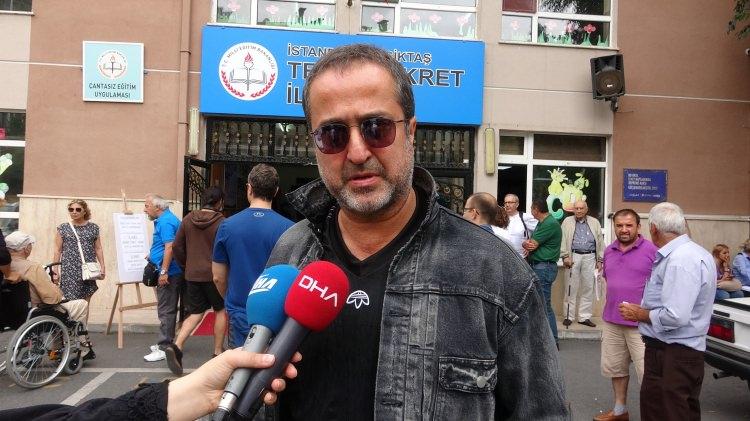 <p>İş adamı ve Beşiktaş Kulübü'nün eski başkanlarından Serdar Bilgili de oyunu kullandı.<br />
Bebek'te bulunan Tevfik Fikret İlkokulu'nda oyunu kullanan Bilgili, basın mensuplarına yaptığı kısa açıklamada, "Türkiye Cumhuriyet tarihinin herhalde en önemli seçimi. Memleketimiz için hayırlı ve uğurlu olsun" diye konuştu.</p>
