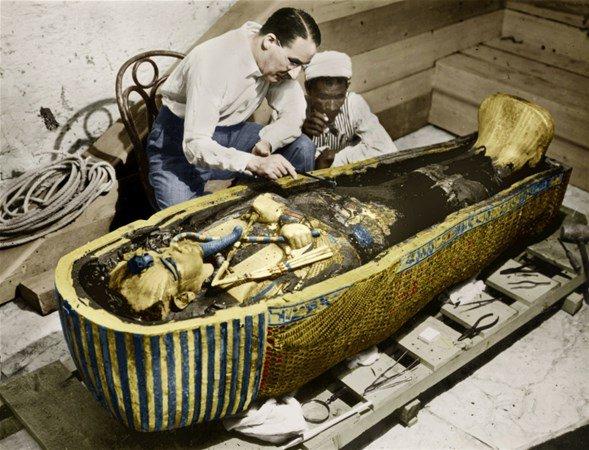 <p>Arkeolog Howard Carter, 1923 yılında mezarı açılan Tutankhamun'un altından lahitini incelerken. </p>

<p> </p>

