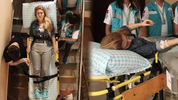 <p>Kırklareli Devlet Hastanesinde bir süredir hastanede tedavi gören 21 yaşındaki Eda Türk, Evde Sağlık Hizmetleri ekiplerince ambulansla hastaneden oy kullanacağı okula götürüldü. Türk, sedye üzerinde, Cumhurbaşkanlığı ve 27. Dönem Milletvekilliği seçimleri kapsamında oyunu kullandı.</p>

<p> </p>
