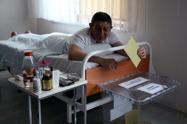 <p>Zonguldak'ta terör mağduru Asım Özkan (53), ilk kez uygulanan seyyar sandıkla evinde oy kullandı.<br />
 </p>

