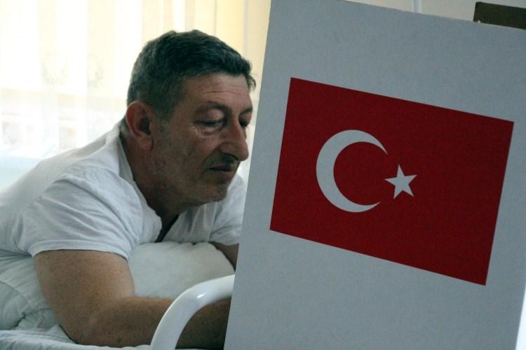 <p>Zonguldak'ta, 446 bin 863 seçmen için kurulan 505 sandıkta saat 08'den itibaren oy verme işlemi başladı. Tepebaşı ve Bahçelievler mahallelerinde vatandaşlar, sabahın erken saatlerinde oy kullanmak için sandıkların kurulduğu okullara geldi. Zonguldak Valisi Ahmet Çınar, "Vatana, millete hayırlı olsun" diyerek Fener Lisesi'nde oyunu kullandı.<br />
 </p>
