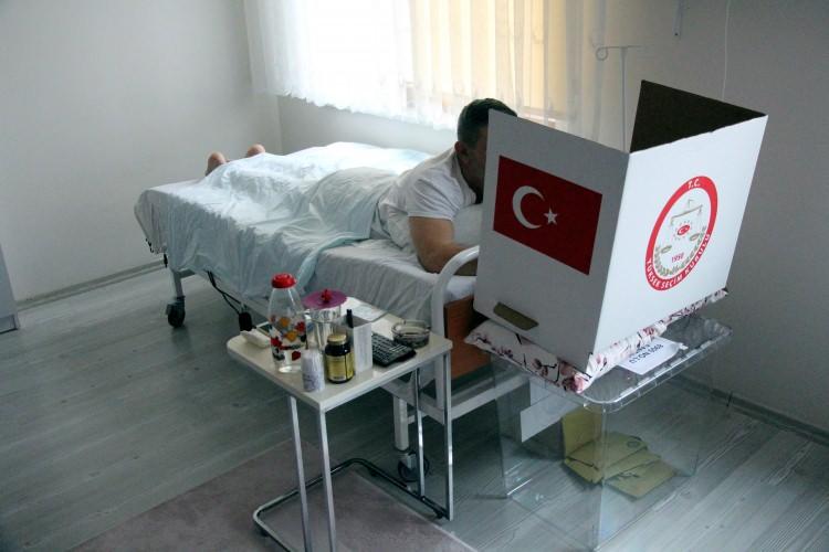 <p>İl Seçim Kurulu görevlileri, bu yıl ilk kez uygulanan seyyar sandık uygulaması kapsamında İstanbul Atatürk Havalimanı Dış Hatlar Terminali'nde 28 Haziran 2016'daki canlı bomba saldırısında yaralanarak belden aşağısı felç olan makine mühendisi Asım Özkan'ın İncivez Mahallesi'ndeki evine gitti. Özkan, sandık görevlilerinin getirdiği oy pusulasıyla oyunu kullandı. Seçimin engelliler için tanınan hak sayesinde oyunu kullandığını ifade eden Özkan, "İnsanların terörden uzak kalmasını, canlı bomba olmamasını istiyorum. Terör sonucu engelli duruma düşmüş vatandaşım. Dilerim bu tür olaylar ileriki yıllarda tekrarlanmaz. Seçim sonuçlarının ülkemize ve bütün insanlığa hayırlı olsun" dedi.<br />
</p>