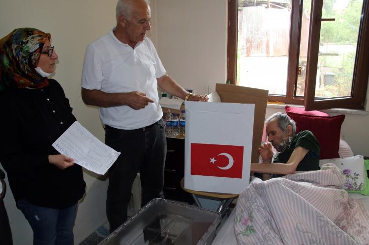 <p>YÜKSEK Seçim Kurulu tarafından okullarda kurulan sandıklara gidemeyecek durumdaki hastalar için uygulamaya konulan seyyar sandık kapsamında Düzce şehir merkezinde Merkez İlçe Seçim Kurulu'na başvuru yapan 40 kişinin evine sandıklar gitti.<br />
 </p>
