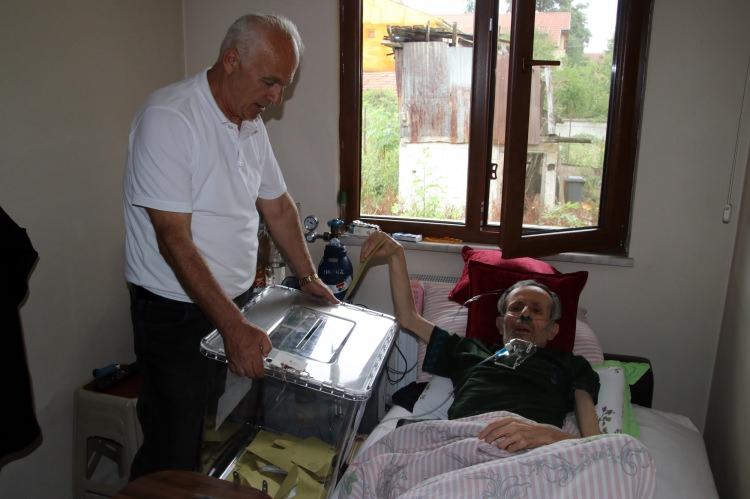 <p>Düzce Merkez İlçe Seçim Kurulu seyyar sandığı başvuruda bulunanların evlerine götürdü. Seyyar sandık uygulaması kapsamında, Nusrettin Mahallesi'nde oturan ve 2 yıldır KOAH hastalığı nedeniyle cihazlara ve yatağa bağımlı olarak yaşayan Orhan Arı'nın (60) evine gidildi. Oy mührü, oy pusulaları ve sandık Orhan Arı'nın yanına kadar götürüldü. Orhan Arı oyunu kullanarak sandığa attı. Oy kullanma işleri sonrasında konuşan Orhan Arı, "Ben 2 yıl oldu böyle yatıyorum, KOAH hastasıyım. Çok güzel bir uygulama" dedi.<br />
</p>