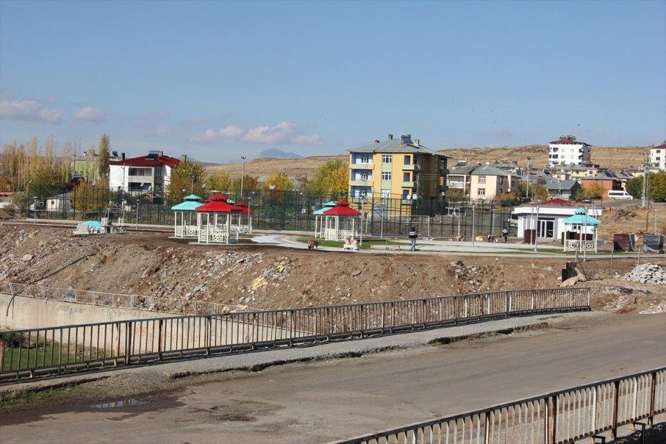 <p><strong>40 milyon lira borç ödendi</strong></p>
<p>Göreve geldiklerinde belediyenin 40 milyon lira borcu bulunduğunu anımsatan Kocabey, "Belediye olarak çok köklü sorunlar çözüme kavuşturuldu. </p>
<p> </p>