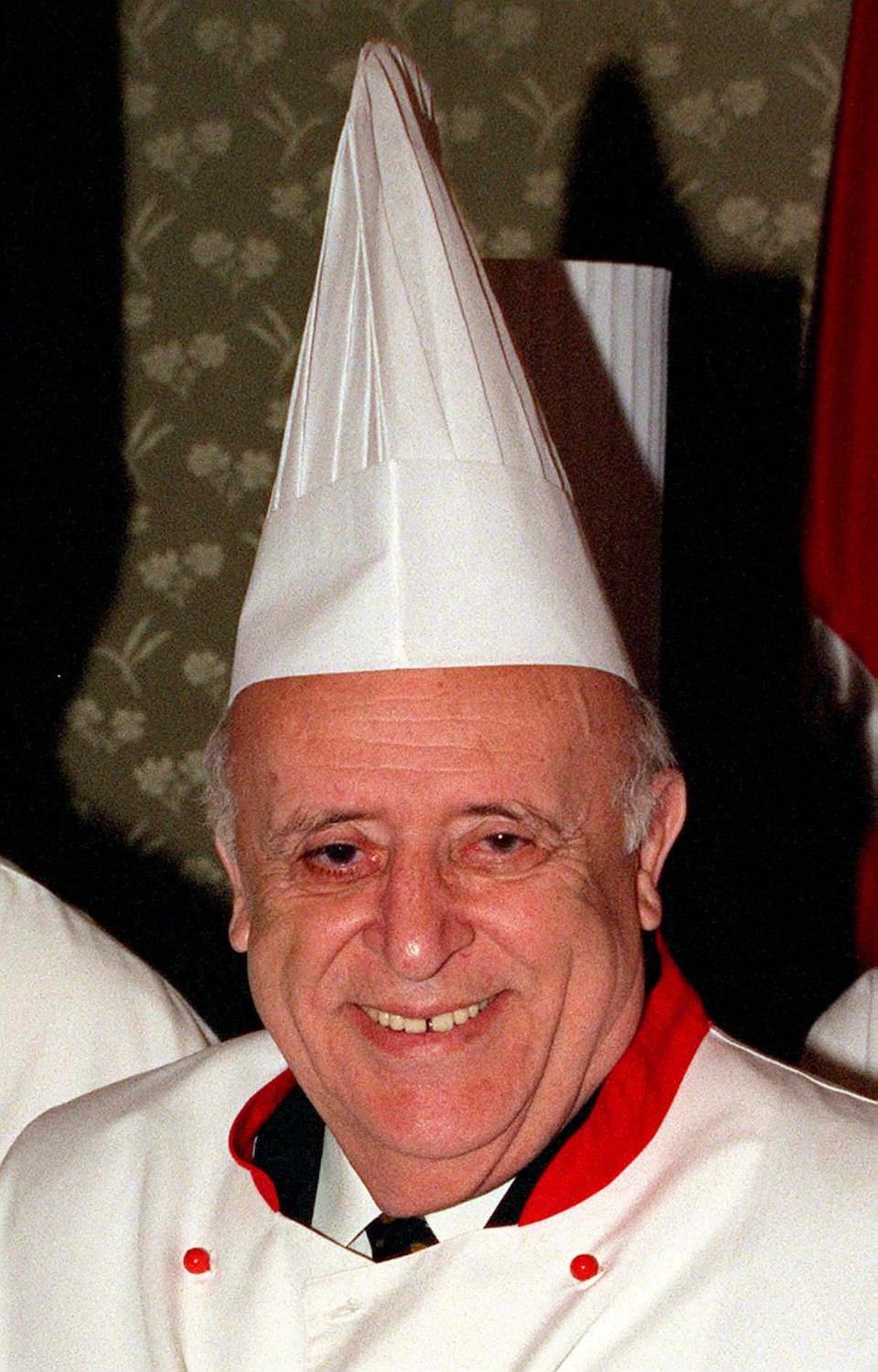 <p>Cumhurbaşkanı Süleyman Demirel, 8 Mayıs 1999'da Alanya Profesyonel Aşçılar Derneği Üyelerini kabul etti. Demirel'e aşçı şapkası ve kıyafeti giydirildi.</p>
