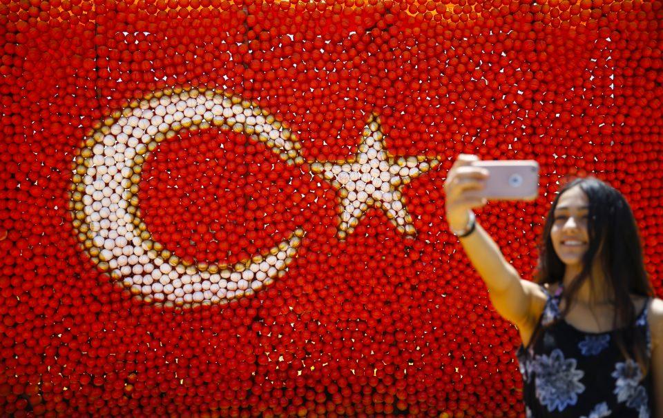 <p>Yıllar önce bölgede yaşayan halkın pirinç ve pamuk ektikleri tarlaları portakal bahçesine dönüştürdüğünü vurgulayan Sarıoğlu, o günlerde atılan adımların bugün önemli bir geçim kaynağı haline geldiğini belirtti.</p>