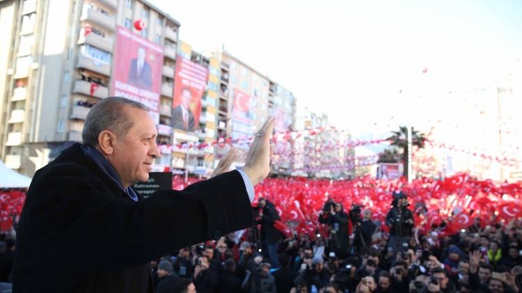 <p><strong>TEK BAŞINA İKTİDAR</strong></p>
<p>AK Part i, 14 Ağustos 2001’de Erdoğan’ın liderliğinde yola çıktı. Erdoğan, partinin 16 Ağustos 2001’deki ilk kongresinde genel başkan seçildi.</p>