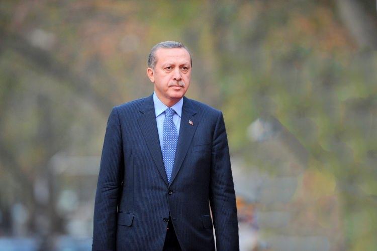 <p><strong>İLK KEZ HALK SEÇTİ</strong></p>

<p>AK Parti, 12 Eylül 2010’da Anayasa Mahkemesi ve HSYK’nın yapısını değiştiren, Anayasa Mahkemesi’ne bireysel başvuru hakkı getiren, askerlerin sivil mahkemede yargılanmalarını sağlayan ve daha birçok değişiklik içeren paketi gündeme getirdi. Yapılan referandumda paket yüzde 58 oyla kabul edildi.</p>
