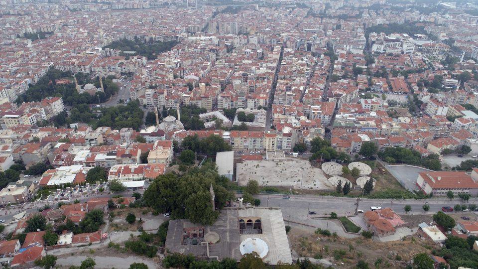 <p>Cami minber, mihrap ve minaresine kadar tamamen yenilenecek. Eserdeki restorasyon çalışması, öncesi ve sonrası fotoğraflanıyor. Eser aslına uygun şekilde uzun süre milletimize hizmet edecek."</p>
