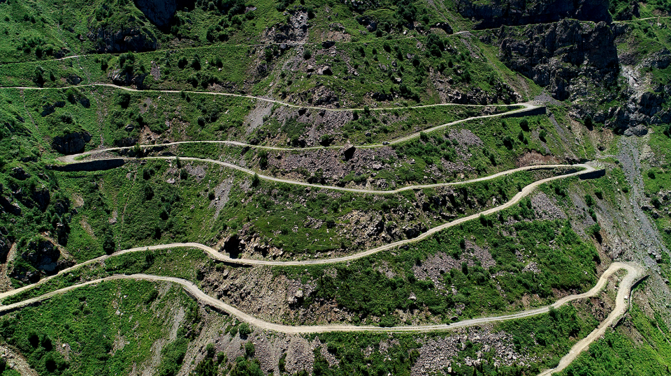 <p>Ziyaretçilerine dünya genelindeki tehlikeli ve zorlu yolların tanıtımını yapan "www.dangerousroads.org" adlı site tarafından 3 yıl önce "dünyanın en tehlikeli yolu" seçilen Trabzon'un Çaykara ilçesindeki Derebaşı Virajları, Trabzon ile Bayburt'u, en kısa mesafe olan 3 bin 500 metre yükseklikteki Soğanlı Dağı üzerinden birbirine bağlıyor.</p>