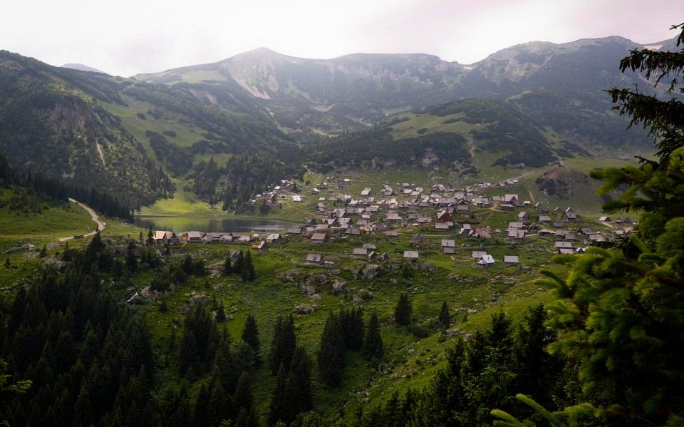 <p>Bosna Hersek'in orta kesimlerindeki Fojnica şehri yakınlarında bulunan Prokosko Gölü, muhteşem doğası, eşsiz manzarası, etrafındaki ahşap evleriyle ziyaretçilerine köy hayatı tecrübesi yaşatıyor.</p>
