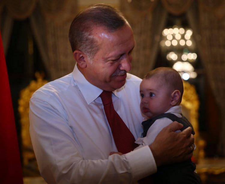 <p>2014’teki cumhurbaşkanı seçimi AK Parti için yeni bir dönemin başlangıcı oldu. AK Parti Genel Başkanı ve Başbakan Erdoğan, 10 Ağustos 2014’te yapılan seçimde yüzde 51.65 oy alarak Türkiye’nin halk tarafından seçilen ilk cumhurbaşkanı oldu.</p>
<p> </p>