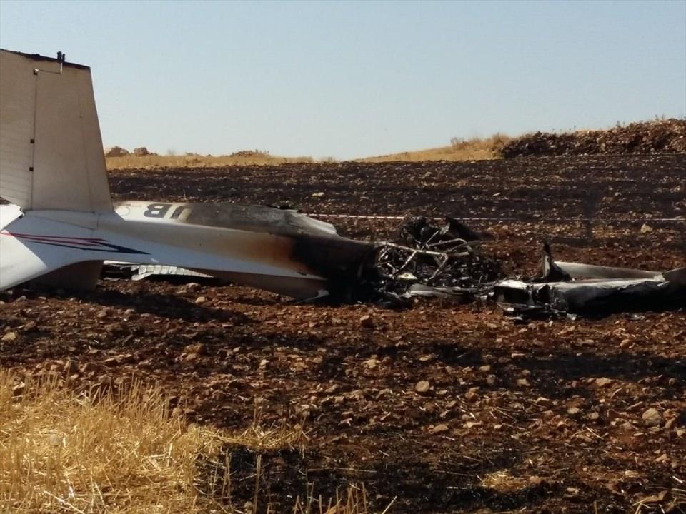 <p> Yapılan araştırma sonunda uçağın düştüğü yerde 20 kilometre uzaklıktaki Yukarı Söğütlü bölgesinde kursiyer pilot Mehmet Önal'ın cansız bedenine ulaşıldı.</p>