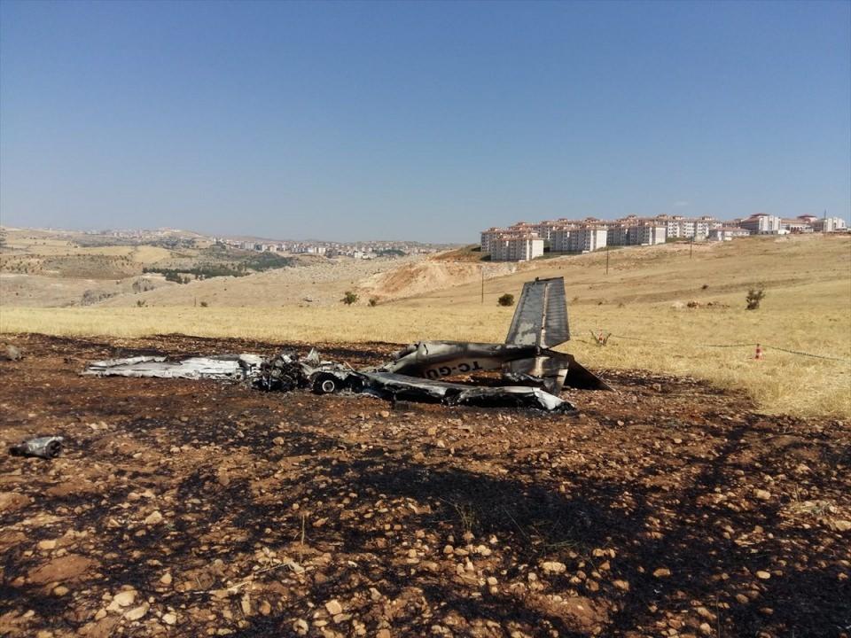 <p>Bölgeye ulaşan ekipler Gaziantep Üniversitesi Havacılık ve Uzay Bilimler Fakültesi'ne ait olduğu saptanan uçağa müdahale etti. </p>