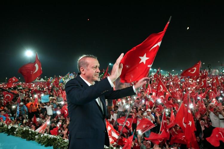 <p><strong>2007 - </strong>Cumhurbaşkanının halk tarafından seçilmesi, referandumda yüzde 69 oyla kabul edildi.</p>
<p> </p>