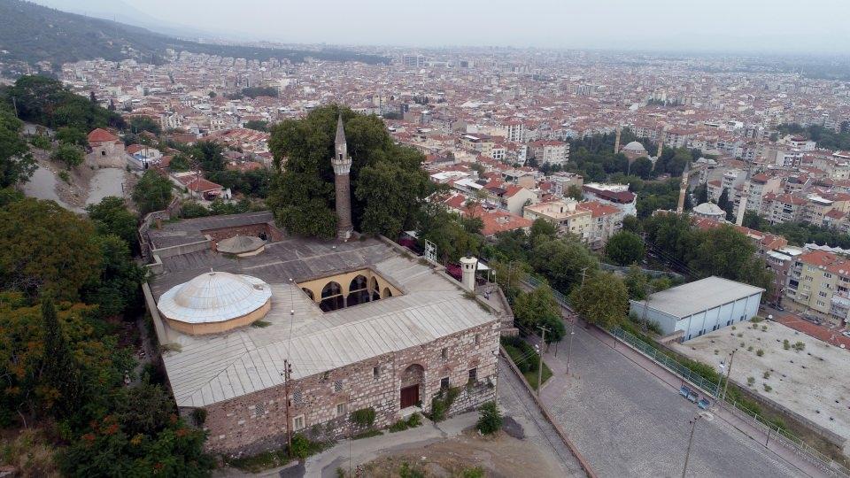 <p>Şu anda çeşitli yerdeler çatlamalar var. İzinsiz birkaç uygulamadan dolayı eser orijinalliğini yitirmiş. Cami içerisindeki daha önce izinsiz olan uygulamalar var. Bu uygulamaların tamamı kaldırılacak. </p>
