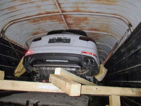 <p>Trenden Porsche çıkınca yetkililer şok oldu...</p>