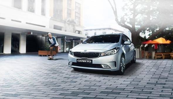 <p>Kia Cerato Comfort 1.6L Benzin-Manuel - 79,600 TL (2017 Model)<br />
<br />
Şehir içi (L/100 km) 9,0<br />
<br />
Şehir dışı (L/100 km) 5,3<br />
<br />
Ortalama (L/100 km) 6,7</p>