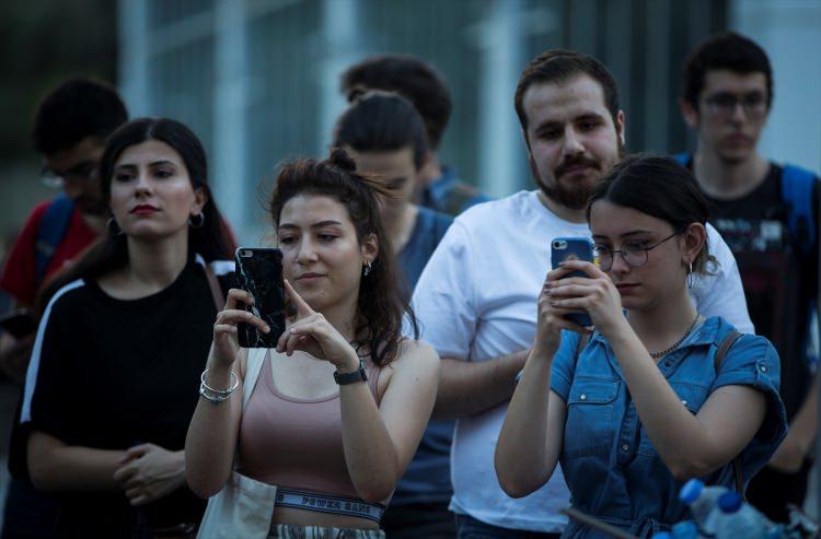 <p>Sosyal medyada örgütlenen bir grup CHP'li, CHP Denizli Gençlik Kolları Başkanı Hakan Imırgı başkanlığındaki bir grup gencin parti genel merkezi önünde başlattığı oturma eylemine katıldı. CHP İstanbul İl Başkanlığı önünde toplanan bir grup da parti yönetimini protesto etti.</p>
