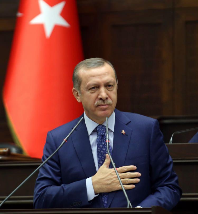 <p>Hep, “Durmak yok, yola devam” derken kendisine sımsıkı bağlı seçmeninin aklına umutsuzluk düşmesine hiç izin vermedi. Partisi ve yola çıktığı isimlerden yorulanlar oldu, Erdoğan hiç yorulmadı.</p>

<p> </p>

